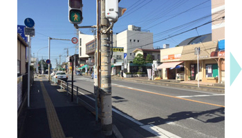 ②左に見えるキッチンポテトを目印に交差点を右折しまっすぐ進み、大通りを左折すると左手にバスロータリーがあります。